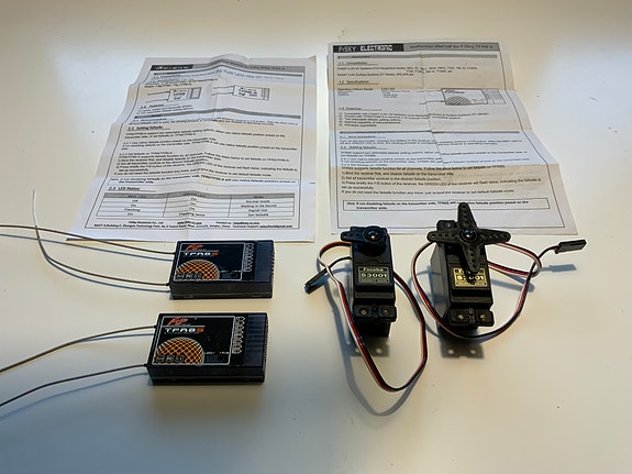 Vastaanottimet FrSky 2.4 Ghz sekä Futaba servot