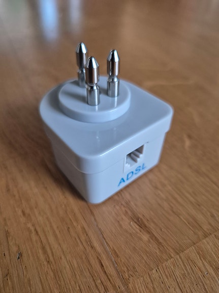 ADSL puhelinpistokeadapteri