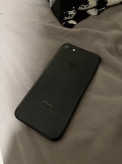 Iphone 7 32gb muistilla.