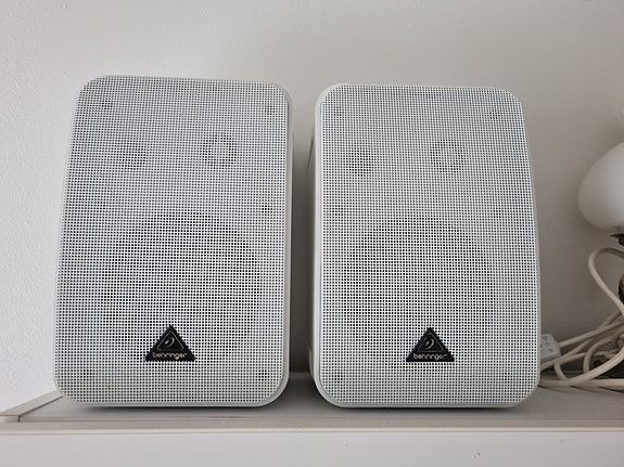 Behringer 1C valkoiset monitorikaiuttimet