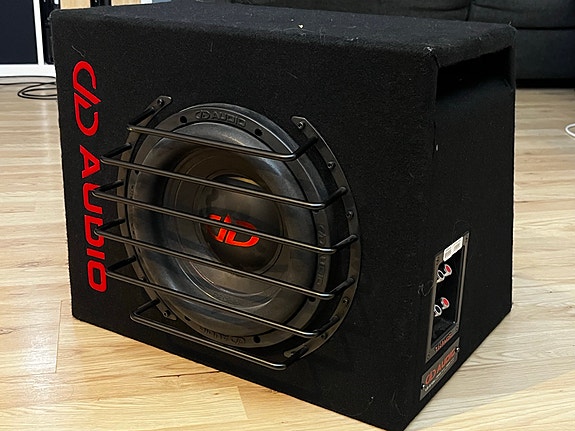 DD Audio LE-510d-D2 subwoofer kotelolla