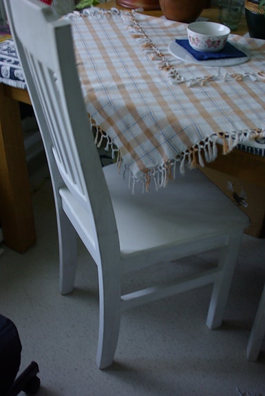 Valkoiset puiset pinnatuolit 2 kpl/ a´25€