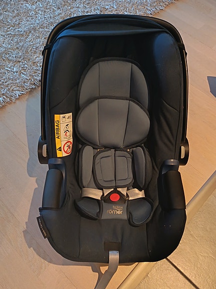 Britax Römer baby-safe i-size turvakaukalo ja telakka