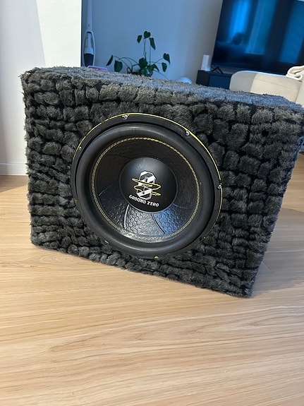 Ground Zero 12" subwoofer kotelolla