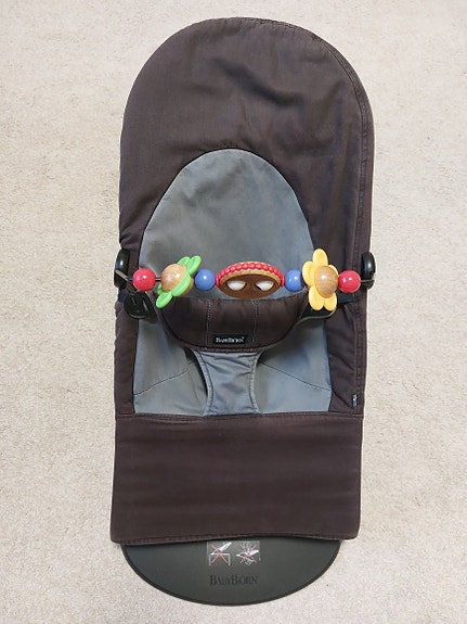 Baby Björn-sitteri ja lelukaari