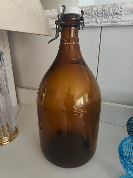 Ruskeat vanhat olutpullot/lääkepullot