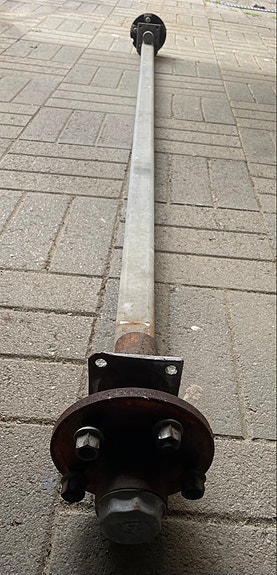 Peräkärryn jarruton akseli