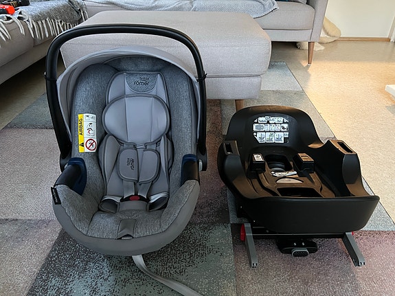 Britax baby-safe i-size 2 turvakaukalo ja telakka