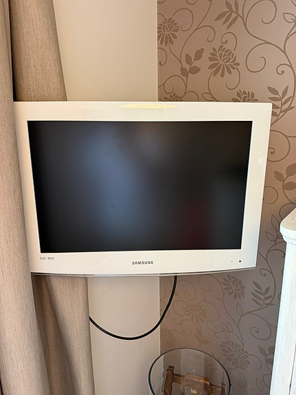 Samsung tv, JBL 2.1, blu-raysoitin ja lasten leffoja