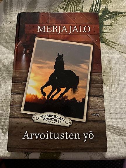 Merja Jalo Nummelan ponitalli Arvoitusten yö kirja