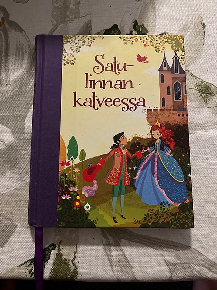 Satulinnan katveessa satukirja