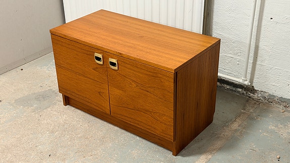 Kaunis pieni teak-senkki (kuljetus)