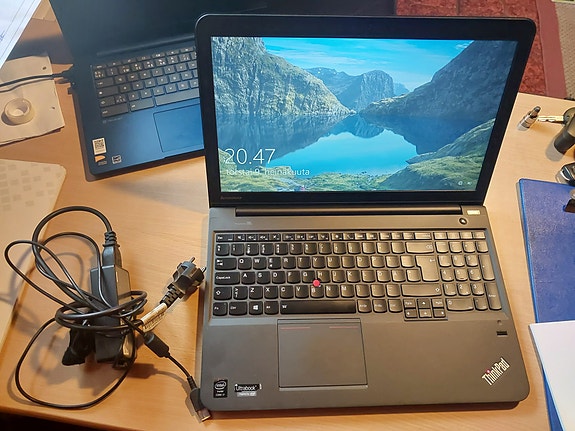 Lenovo ThinkPad kannettava tietokone 15" musta