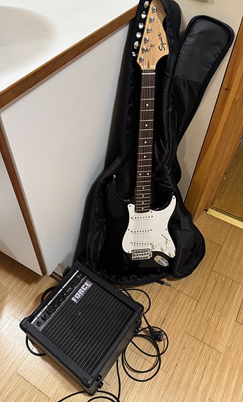 Squier Strat sähkokitara valkoinen + vahvistin