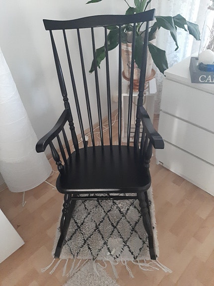 Musta keinutuoli