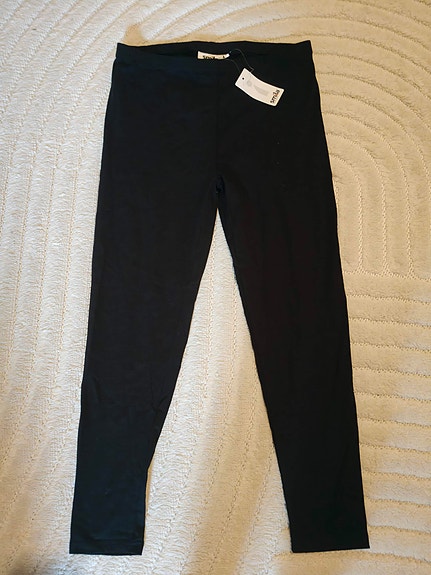 Uudet mustat legginssit, L