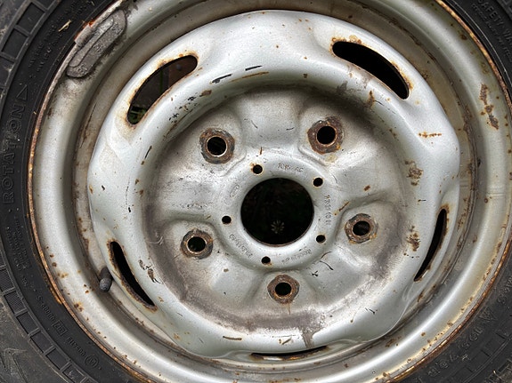 Ford transitin vanteet ja Nokian nastat päällä.