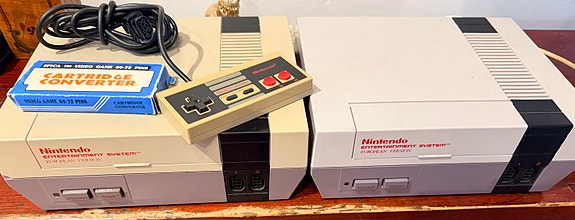 2 kpl Nintendo NES 8-bit pelikonsoli, cartridge converter