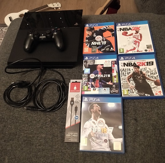 Myydään PS4 konsoli, ohjain + pelit.