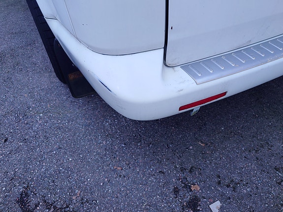 VW Transporter T5 valkoinen takapuskuri