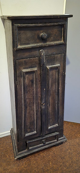 Vanha antiikki lipasto