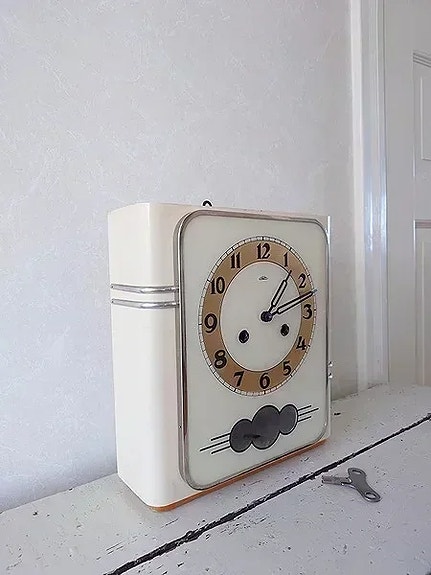 Vintage valkoinen seinäkello Prim 1960-luku