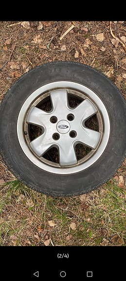 Ford alumiini vanteet kesärenkailla.