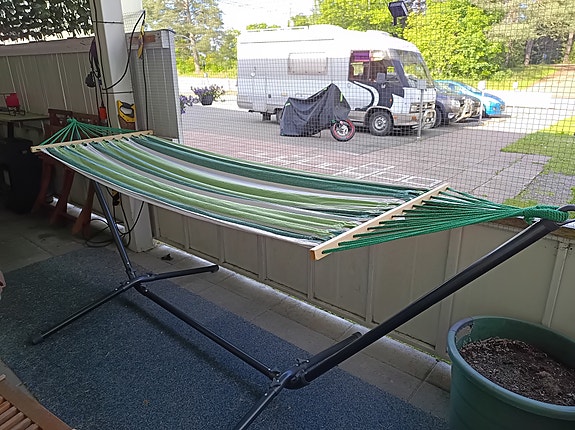 Tarjolla riippumatto (Hammock available)