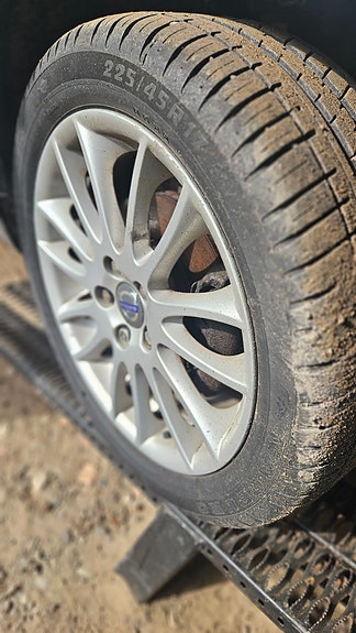 Volvo v50 orkkis vanteilla hyvät kesärenkaat