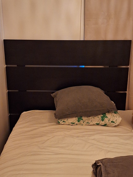 Musta, puinen sängynpääty 125cm