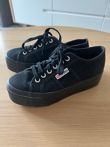 Superga kangastennarit platform-pohjalla koko 35 musta