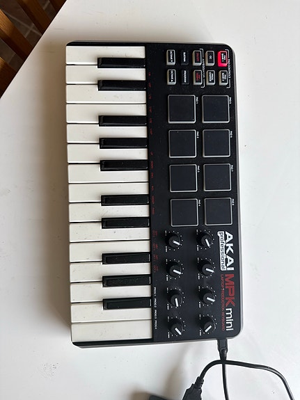 Akai MPK Mini MIDI-koskettimet ja pad-controller
