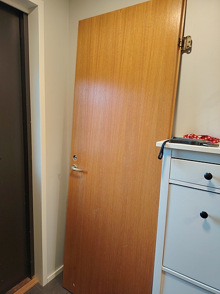 Puinen väliovi metallisella kahvalla