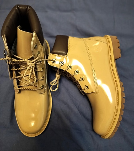 Käyttämättämät Timberland premium patent 6 inc shoes. Koko 42 beige