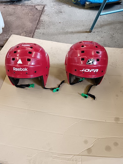 Reebok ja Jofa punaiset lasten luistelu-/jääkiekkokypärät koko 50–58 cm