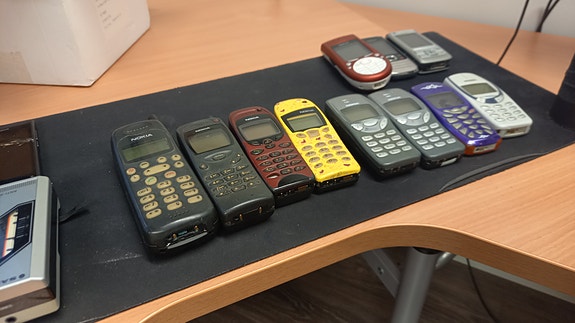 Nokia vanhat matkapuhelimet ja sekalaista elektroniikkaa