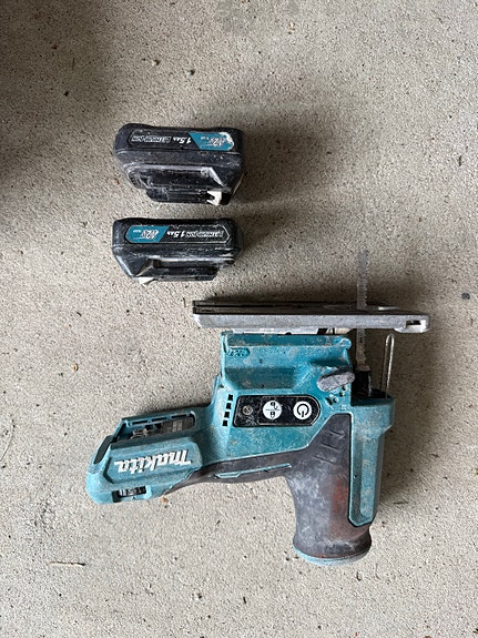 Makita JV102 akkupistosaha + 2 akkua