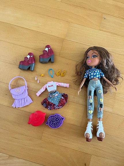 Bratz nukke vaatteilla ja asusteilla