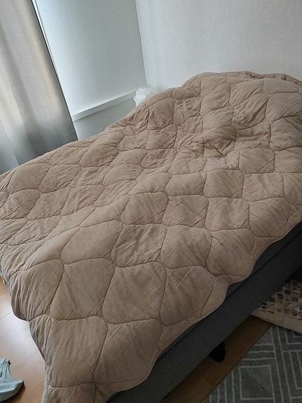 beige päiväpeitto