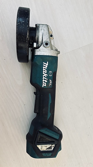 Makita DGA504 18V kulmahiomakone akulla