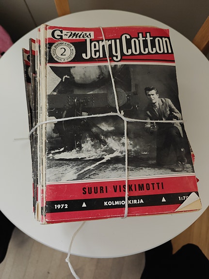 Jerry Cotton lehtiä nippu