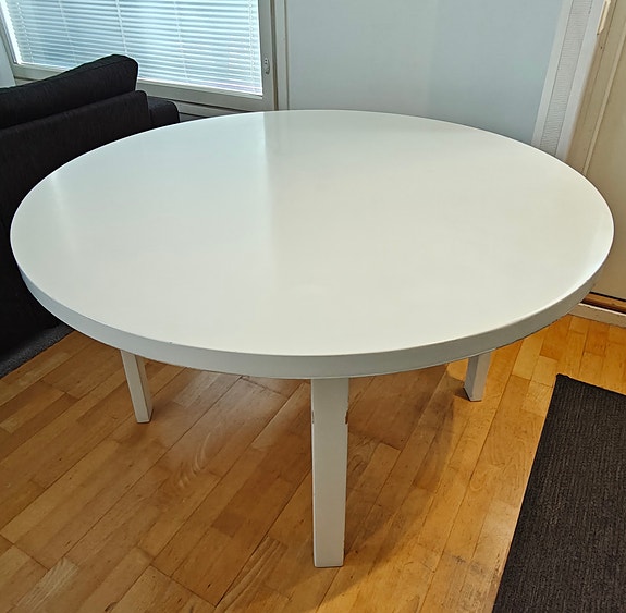Valkoiseksi maalattu Artekin 126cm pyöreä pöytä
