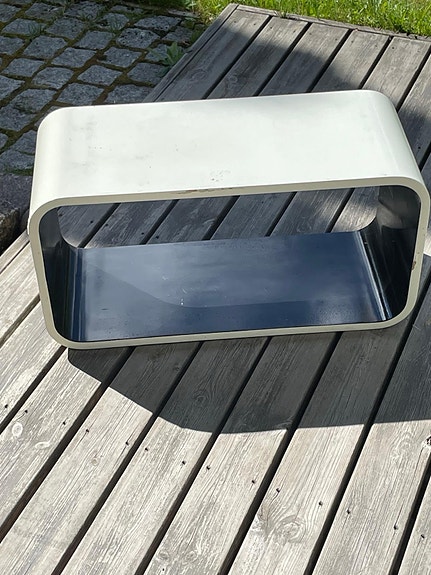 Seinälle kiinnitettävä hylly