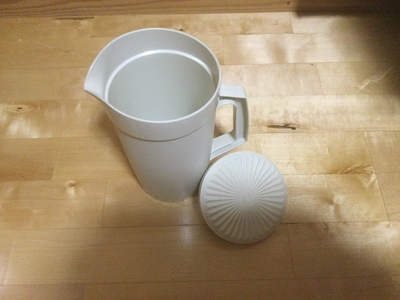 Tupperware retrotyylinen valkoinen kannu.