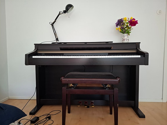 Yamaha Clavinova digitaalipiano ruskea
