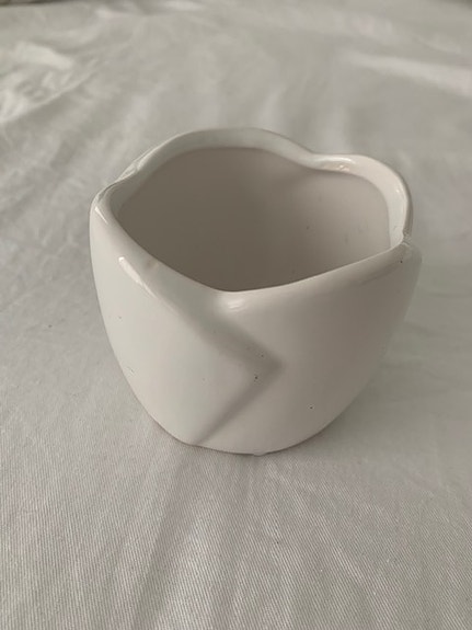 Pieni valkoinen ruukku./ kukkaruukku / miniruukku, 6 cm x 7 cm