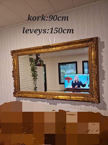 Peili kulta kehyksillä