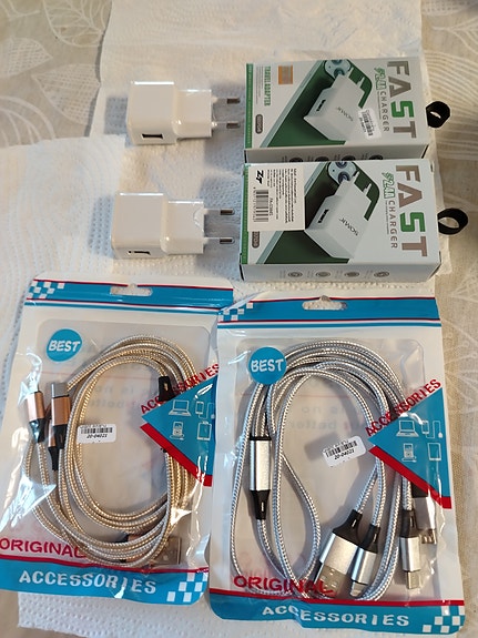 Monipäälaturijohto (3) USB‑liitännällä sekä tehopistoke