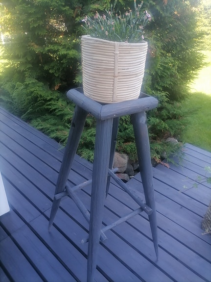 Harmaa puinen korkea kukkapöytä / jakkara