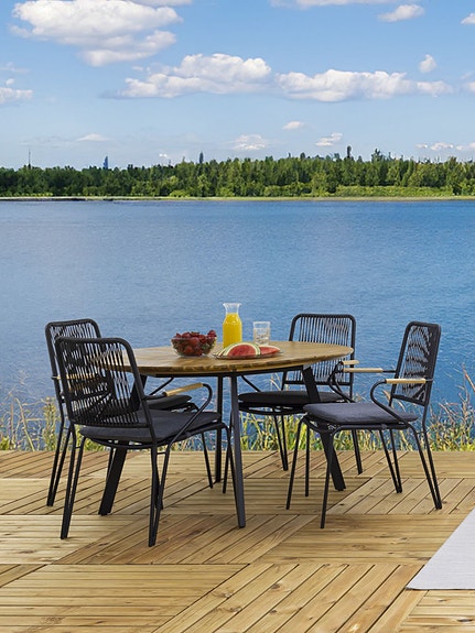 Kesähelmi pyöreä pöytä 120 cm + 4 kpl pinottava tuoli käsinojilla